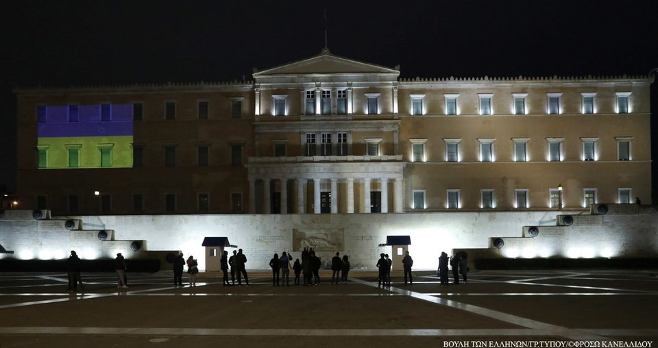 Φωτισμός της Βουλής με τα χρώματα της ουκρανικής σημαίας