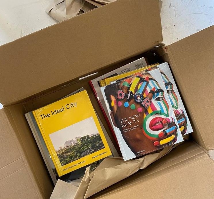 Βγάζοντας από τα κουτιά τις νέες αφίξεις εκδόσεων που είναι συνεχείς