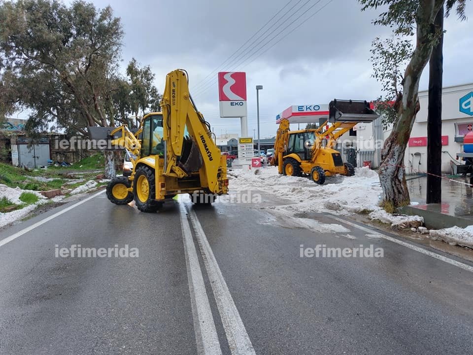Η δυνατή χαλαζόπτωση σε κεντρικές περιοχές του νησιού δημιούργησε προβλήματα στο οδικό δίκτυο
