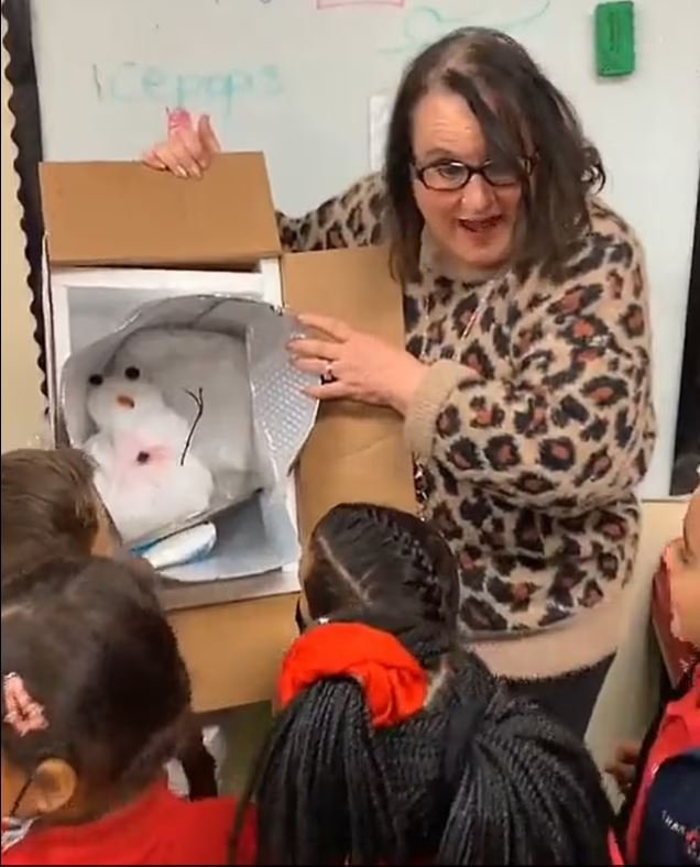 Ο χιονάνθρωπος έφτασε σώος και αβλαβείς στους μικρούς μαθητές