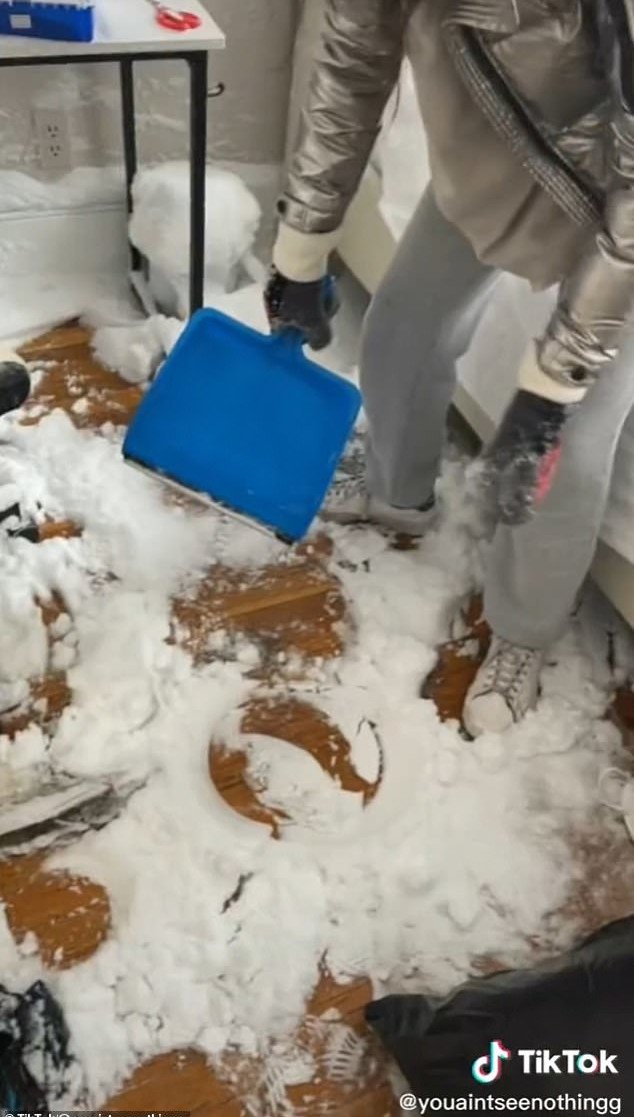Οι συγκάτοικοι μάζεψαν με φαράσι το χιόνι από το πάτωμα