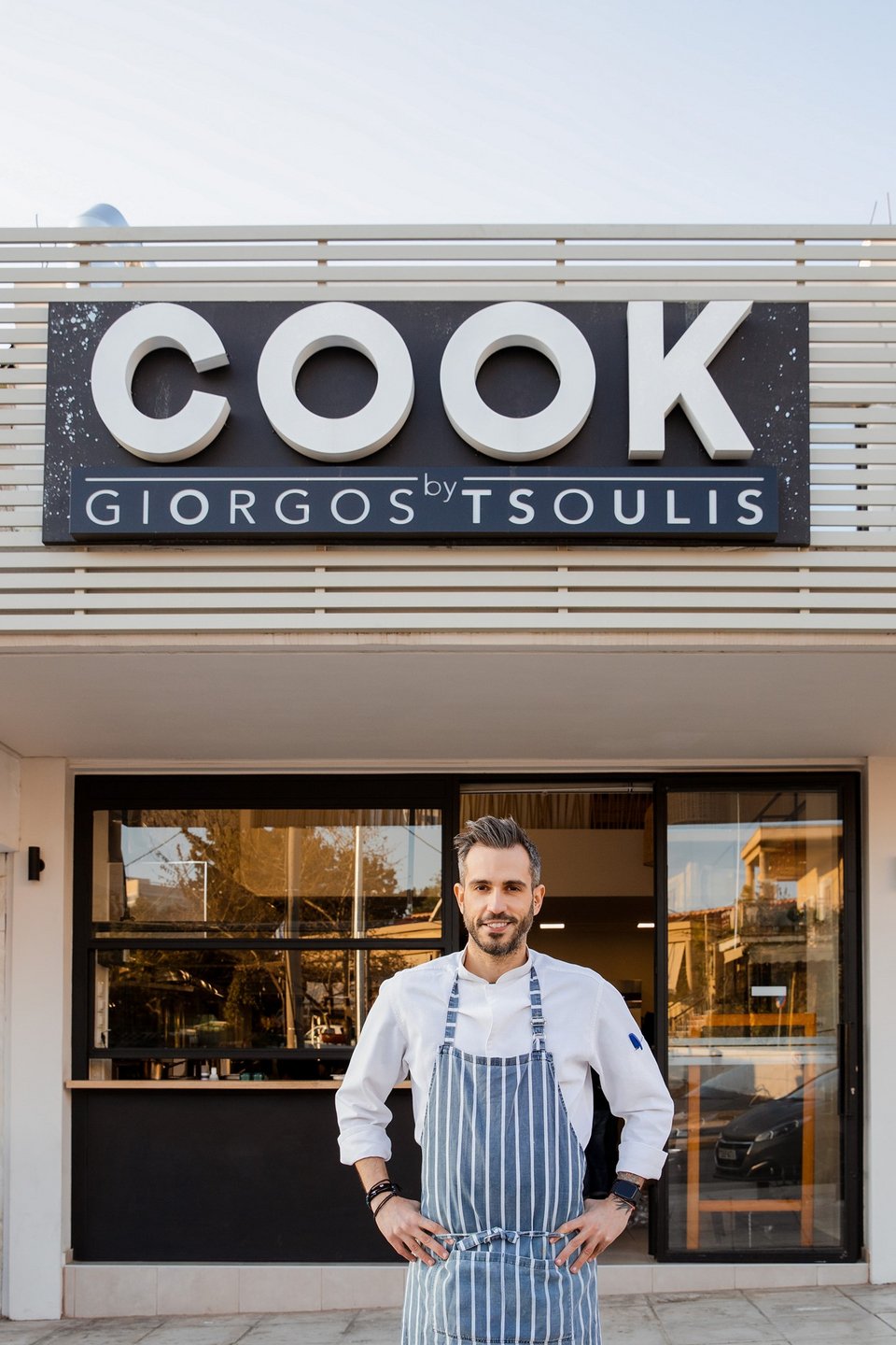 Ο σεφ Γιώργος Τσούλης στο εστιατόριό του Cook στα Μελίσσια σερβίρει πιάτα παραδοσικής ελληνικής κουζίνας.