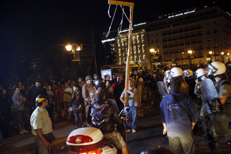 Κρεμάλες στις αντιμνημονιακές διαδηλώσεις των Αγανακτισμένων στο Σύνταγμα το 2012 - Φωτογραφία: EUROKINISSI