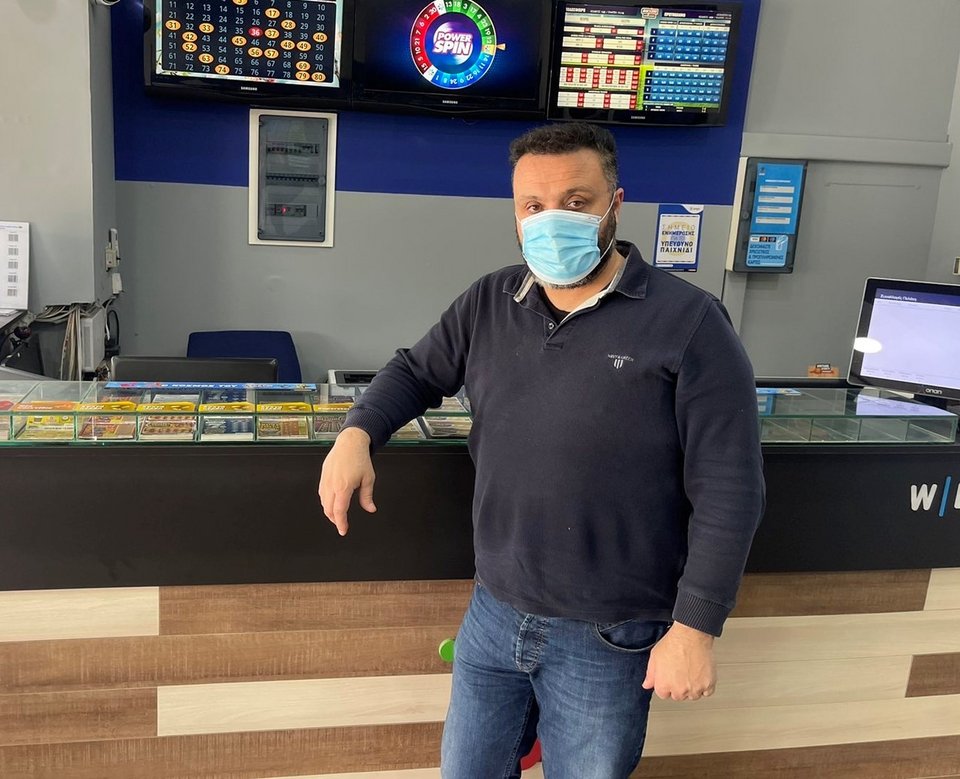 Ο Χρήστος Μπέρκης, υπεύθυνος του τυχερού καταστήματος ΟΠΑΠ στα Πεζά Ηρακλείου 