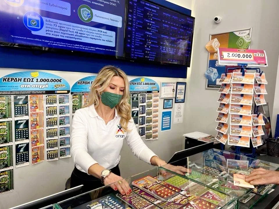 Η κ. Μαρία Ρουσσόπουλου, υπάλληλος στο τυχερό κατάστημα ΟΠΑΠ στην Πάτρα.