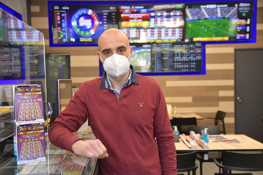 Ο κ. Σπύρος Δρακόπουλος, συνιδιοκτήτης καταστήματος ΟΠΑΠ στο κέντρο της Αθήνας 