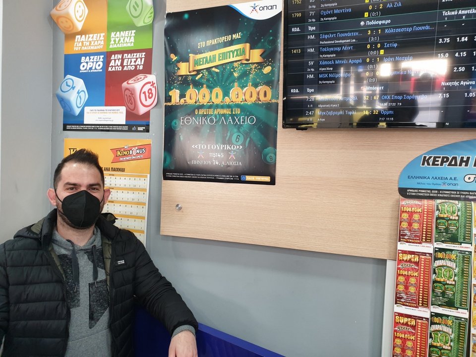 Ο κ. Ηλίας Ντούρος, υπεύθυνος του τυχερού καταστήματος ΟΠΑΠ 