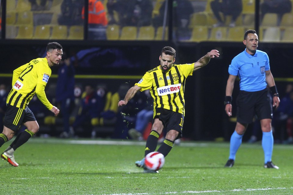 Η απευθείας εκτέλεση φάουλ του Γκάμα για το 2-1 / Eurokinissi