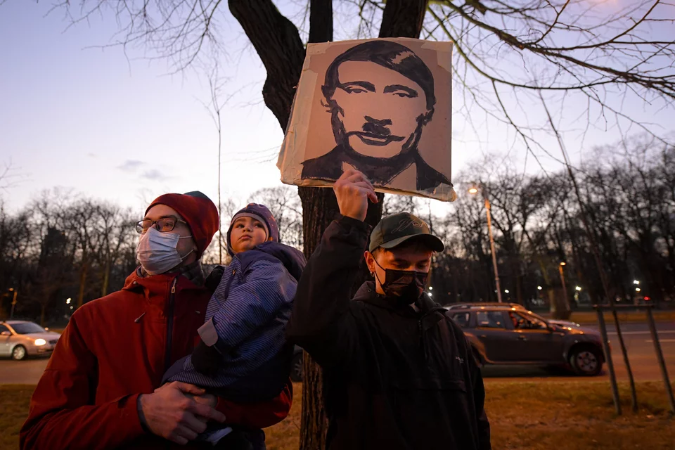 Διαδηλωτές στη Ρουμανία κατά της ρωσικής εισβολής στην Ουκρανία, παρουσιάζουν τον Πούτιν ως Χίτλερ - Φωτογραφία:  Andreea Alexandru/AP Images 