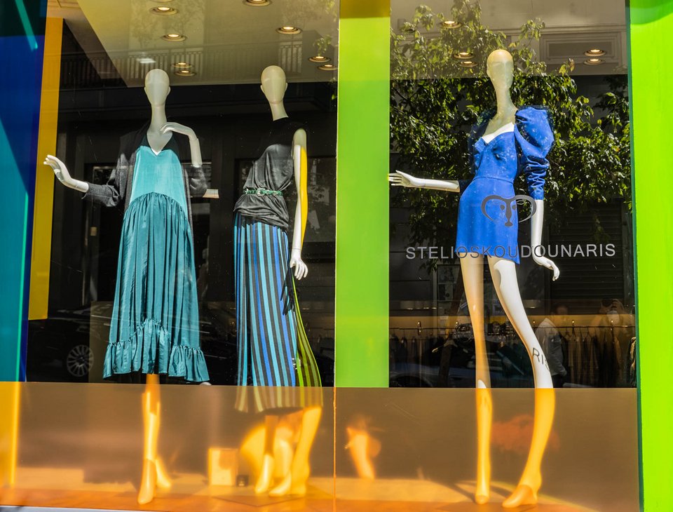 Έντονα χρώματα: αυτό χαρακτηρίζει τη φετινή συλλογή SS2022 του brand Stelios Koudounaris όπως βλέπουμε και στη βιτρίνα του νέου του καταστήματος στην Αναγνωστοπούλου 04 στο Κολωνάκι. 