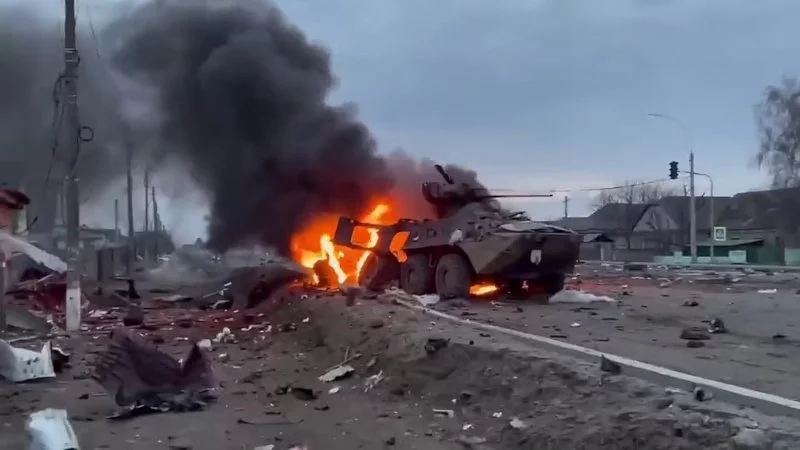 Ρωσικό θωρακισμένο όχημα μεταφοράς προσωπικού στις φλόγες μετά την ουκρανική ενέδρα στο Μπροβαρί κοντά στο Κίεβο. 