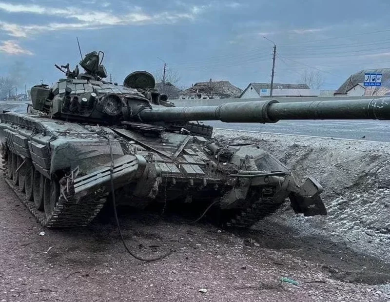 Κατεστραμμένο ρωσικό άρμα μάχης στο Μπροβαρί της Ουκρανίας 