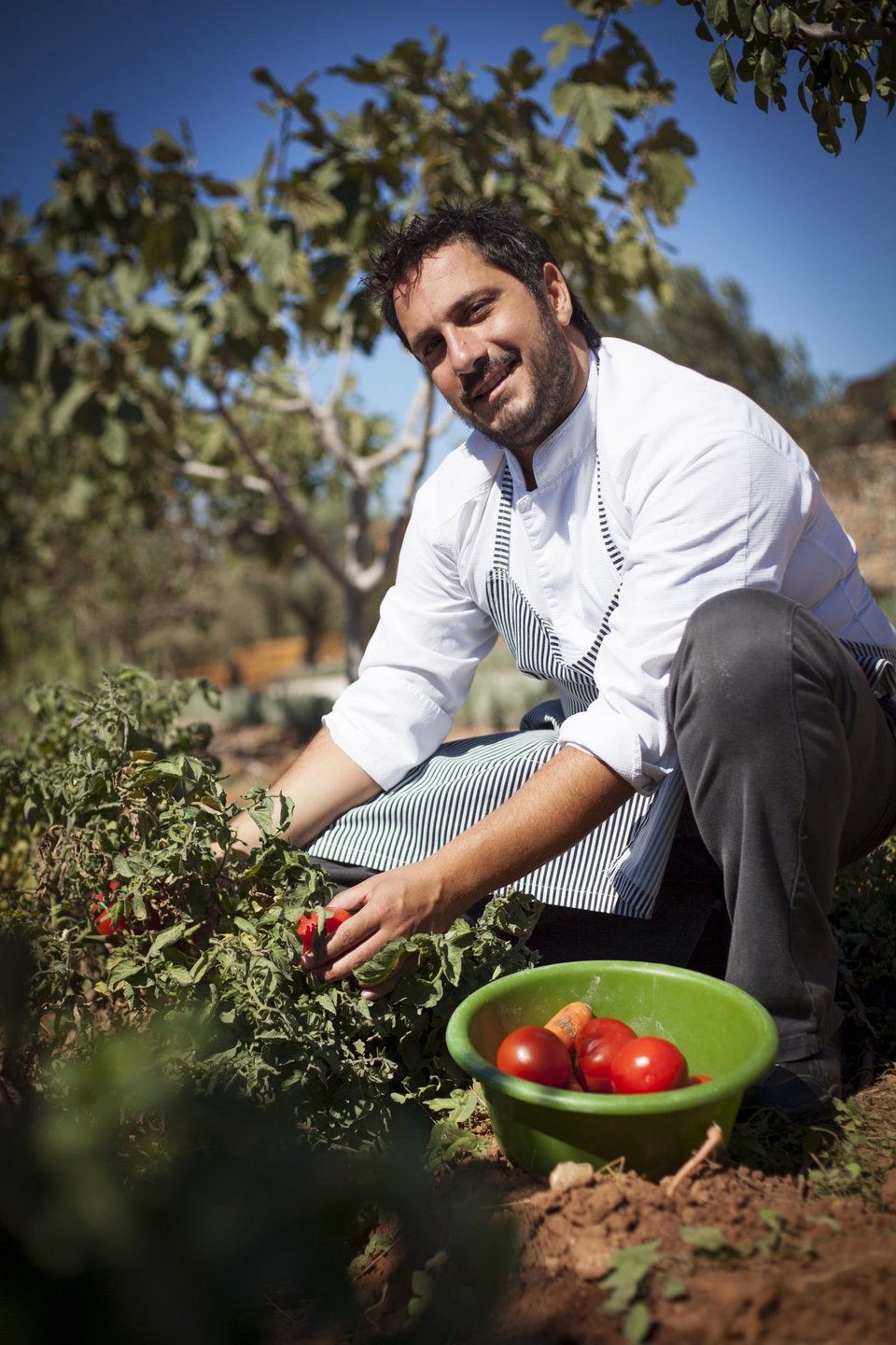 Ο Παναγιώτης Γιακαλής, executive chef του The Margi, μάς ξενάγησε στη φάρμα - Φωτογραφία: Courtesy of The Margi Farm