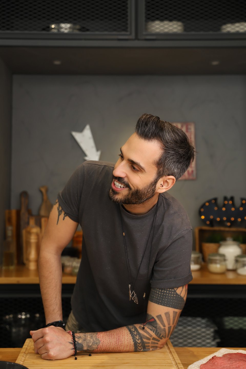 Ο σεφ Γιώργος Τσούλης στο κανάλι του στο Youtube κάνει τη μαγειρική απόλαυση με ευκολές συνταγές που μπορούν να φτιάξουν όλοι, ακόμα και οι πιο άπειροι.  