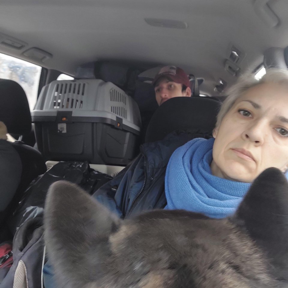 Η Irene, ο γιος της και τα σκυλάκια τους κατάφεραν να βρουν αυτοκίνητο για να φύγουν και από το Κίεβο όπου είχαν εγκλωβιστεί για δεύτερη φορά, μετά την κόλαση που πέρασαν στο σπίτι τους στο χωριό - Φωτογραφία: Irene Tantsyura/Facebook