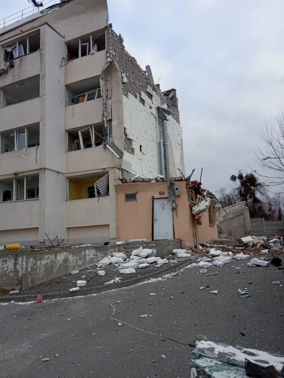 Βομβαρδισμένο κτίριο στο χωριό της Irene λίγο έξω από το Κίεβο - Φωτογραφία: Irene Tantsyura/Facebook