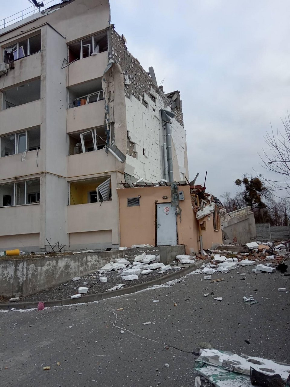 Βομβαρδισμένο κτίριο στο χωριό της Irene λίγο έξω από το Κίεβο - Φωτογραφία: Irene Tantsyura/Facebook