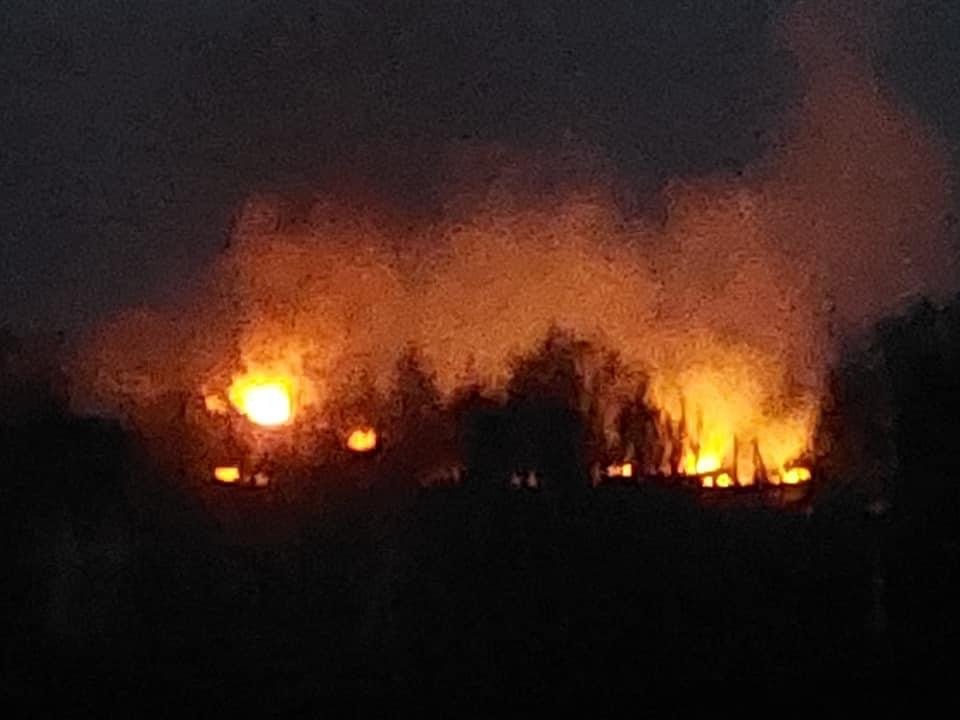 Η γειτονιά τους τη νύχτα φλέγεται από τις βόμβες που ρίχνουν οι Ρώσοι στις κατοικημένες περιοχές, ακόμα και στα πιο μικρά χωριά. Η φωτογραφία αυτή είναι τραβηγμένη από το παράθυρο στο σπίτι της Irene - Φωτογραφία: Irene Tantsyura/Facebook