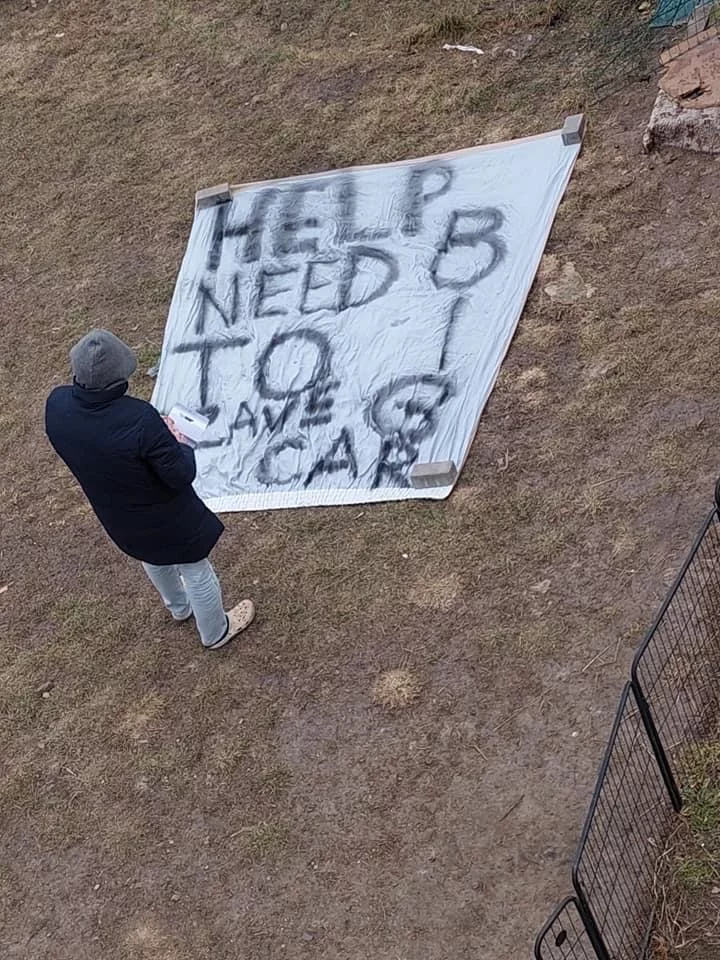 «Το κάναμε και αυτό» γράφει η Irene, φωτοραφίζοντας το πανό που εφτιαξε ο γιος της ζητώντας ένα αυτοκίνητο για να καταφέρουν να διαφύγουν μαζί με τα σκυλιά τους - Φωτογραφία: Irene Tantsyura/Facebook