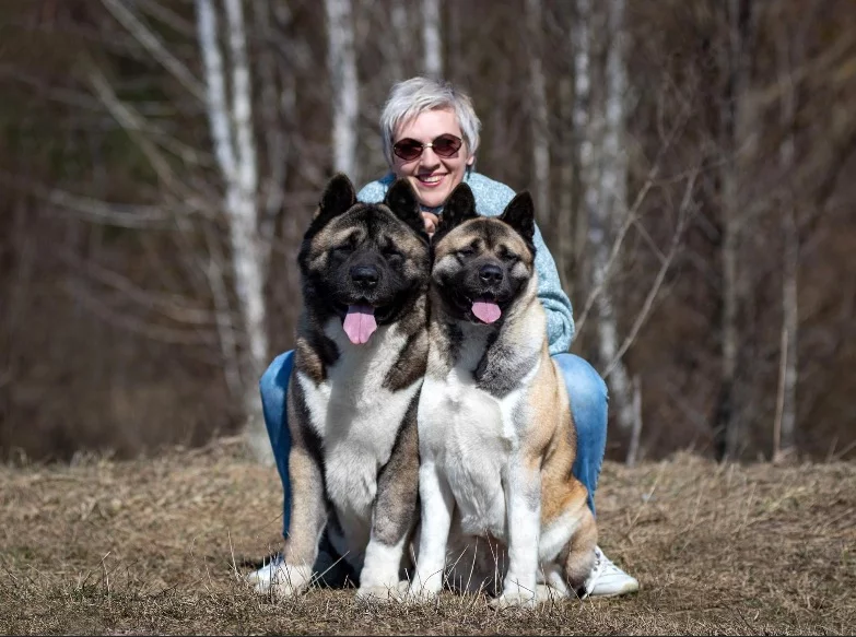 Η Irene με δύο από τα σκυλάκια της τα οποία λατρεύει και δεν μπορούσε με τίποτα να εγκαταλείψει, σε παλαιότερη ευτυχισμένη στιγμή στο χωριό της έξω από το Κίεβο - Φωτογραφία: Irene Tantsyura/Facebook