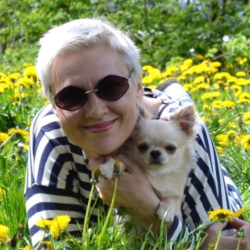 Η Irene με ένα από τα σκυλάκια της σε παλαιότερη ευτυχισμένη στιγμή στο χωριό της έξω από το Κίεβο - Φωτογραφία: Irene Tantsyura/Facebook