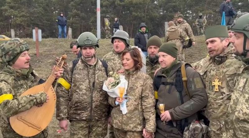 Φωτογραφίες και βίντεο ανήρτησε στο Διαδίκτυο και ο απεσταλμένος της γερμανικής εφημερίδας Bild, Πάουλ Ροντσχάιμερ: «Αυτό το ζευγάρι, η Λέσια κι ο Βαλέριι παντρεύτηκαν δίπλα στο μέτωπο του πολέμου στο Κίεβο. Βρίσκονται με τις δυνάμεις άμυνας της Ουκρανίας», έγραψε ο δημοσιογράφος