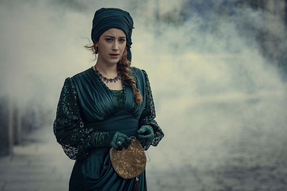 Η Hazal Kaya υποδύεται μια δημοσιογράφο, η οποία μέσα από μια πύλη του χρόνου μεταφέρεται από το σήμερα στο 1919.