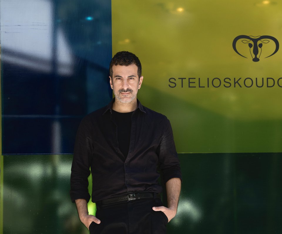Ο Στέλιος Κουδουνάρης έκανε το ντεμπούτο του στη μόδα το 2008 και σήμερα έχει δημιουργήσει ένα από τα πιο σηματικά μεγάλα brands στην ελληνική μόδα - Φωτογραφία: Vaggelis Zavos