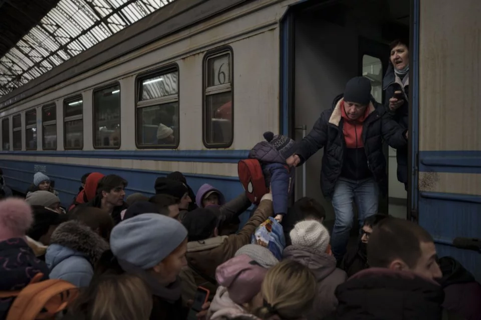 Ουκρανοί πρόσφυγες επιβιβάζονται σε ένα από τα τρένα της μεγάλης φυγής