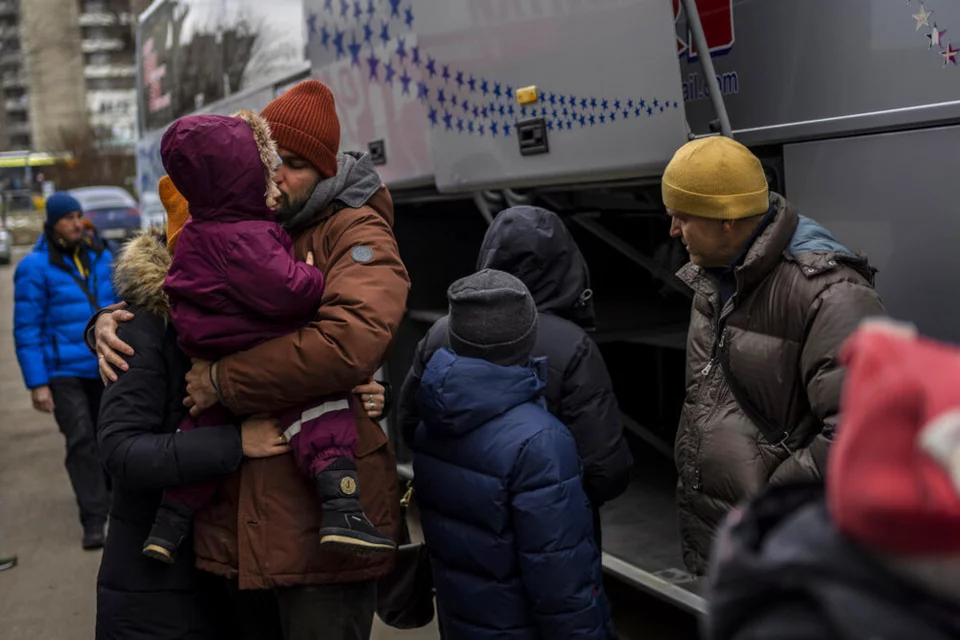 Λεωφορεία παραλαμβάνουν πρόσφυγες στην Ουκρανία με προορισμό γειτονικές χώρες