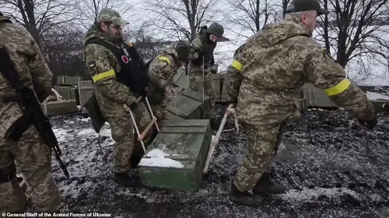 Ουκρανοί στρατιώτες συγκεντρώνουν πολεμοφόδια από κατεστραμμένη ρωσική φάλαγγα
