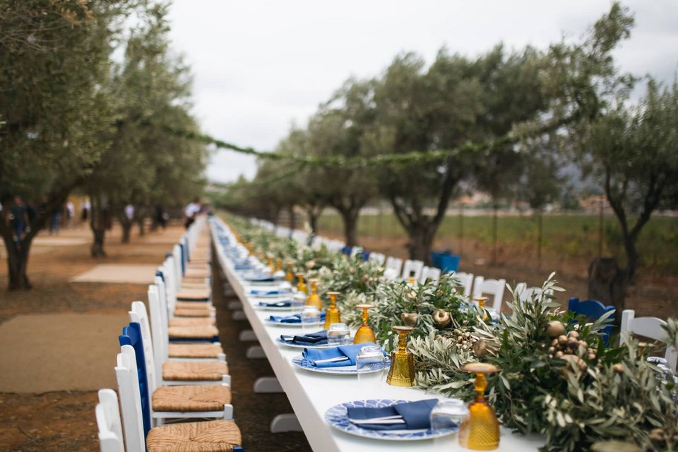 Το τραπέζι στρώνεται για events, γάμους και δεξιώσεις ανάμεσα στις ελιές του ελαιώνα και προσφέρει μια μεσογειακή γαστρονομική εμπειρία - - Φωτογραφία: Courtesy of The Margi Farm