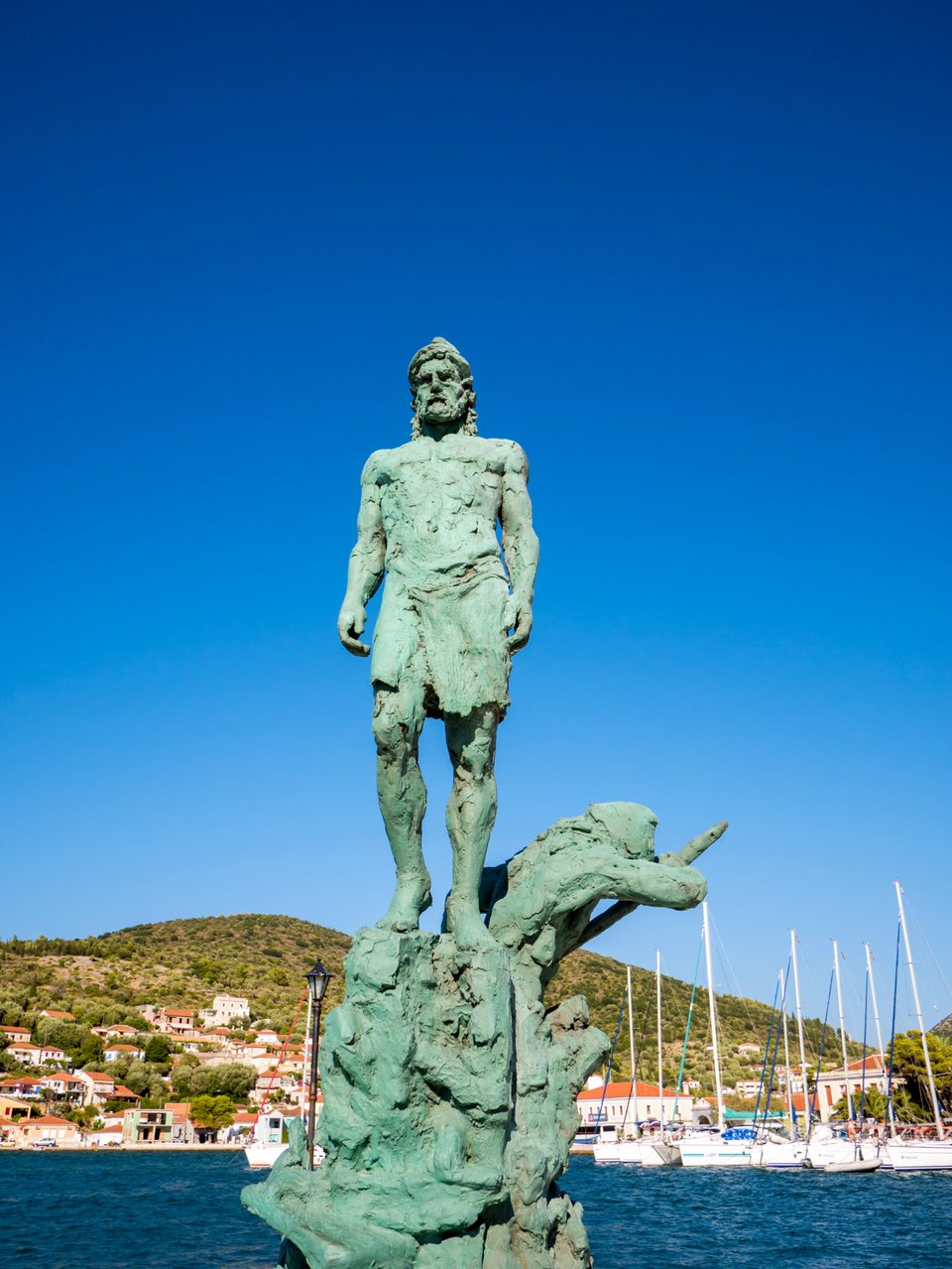 Το άγαλμα του Οδυσσέα δεσπόζει στο λιμάνι της Ιθάκης