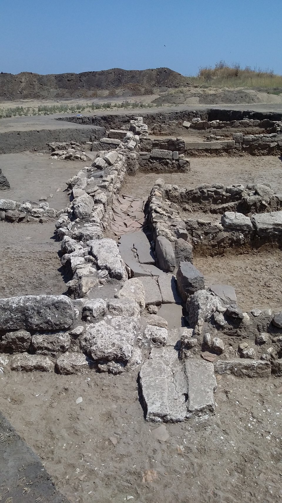 Αγωγός κατασκευασμένος από λίθους και πήλινες πλάκες στην αυλή οικίας