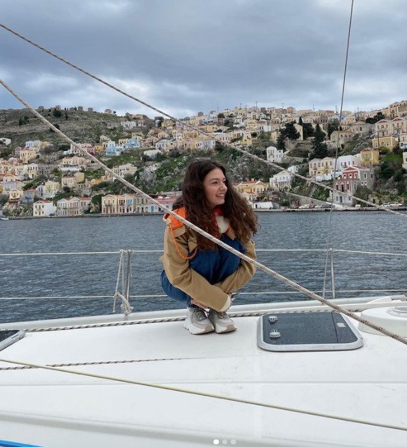 Η Αμάντα Γεωργιάδη στη Σύμη, όπου έγιναν τα γυρίσματα για το βίντεο κλιπ / Φωτογραφία: Instagram Amanda Georgiadis Tenfjord