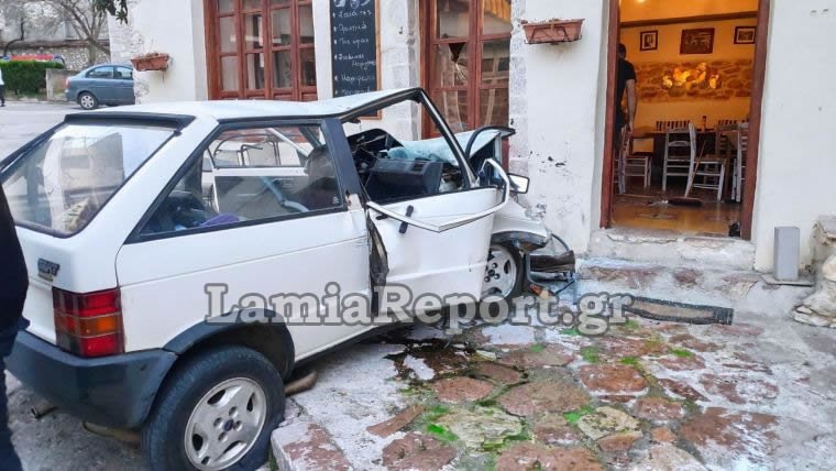 αυτοκίνητο έπεσε σε τσιπουράδικο στην Αμφίκλεια