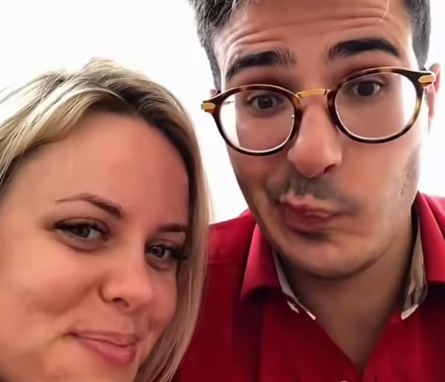 Ο Σάιμον Χαγιούτ με ένα από τα θύματά του, τη Σεσίλιε Φελχόι 