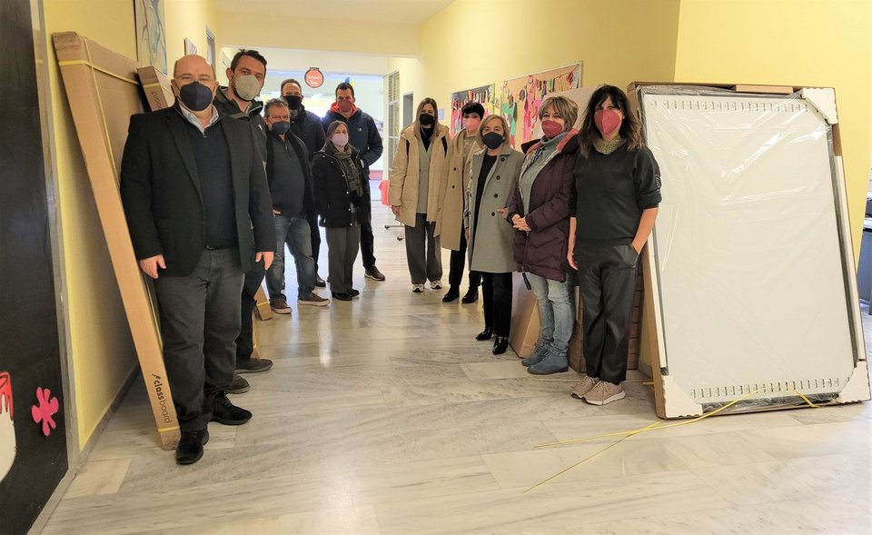 διαδραστικοί πίνακες σε σχολείο στο Αρκαλοχώρι από το Μέγαρο Μαξίμου