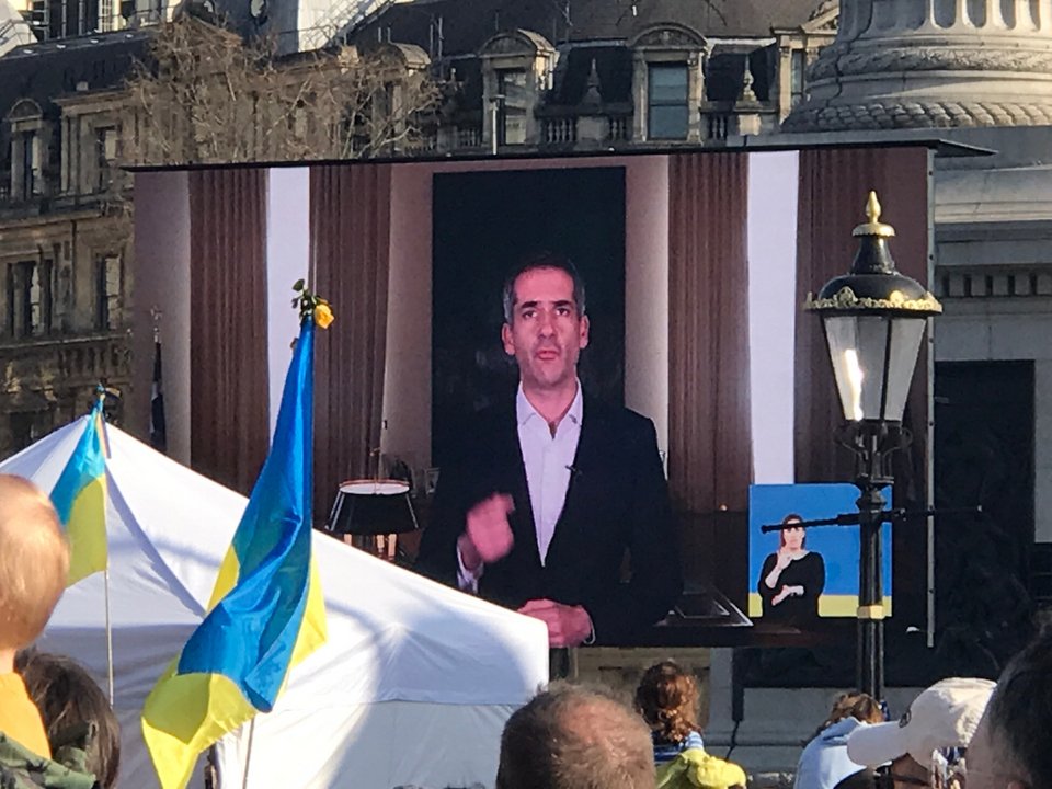 Παρέμβαση Κώστα Μπακογιάννη στη διαδήλωση του Λονδίνου