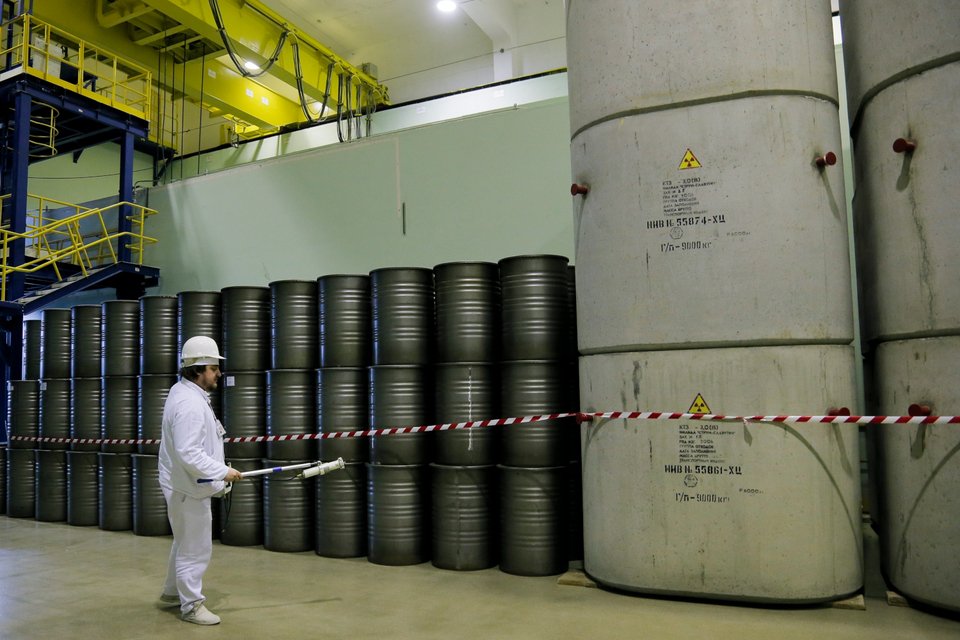 Eργαζόμενος ελέγχει το επίπεδο ακτινοβολίας στα βαρέλια σε μια αποθήκευση πυρηνικών αποβλήτων