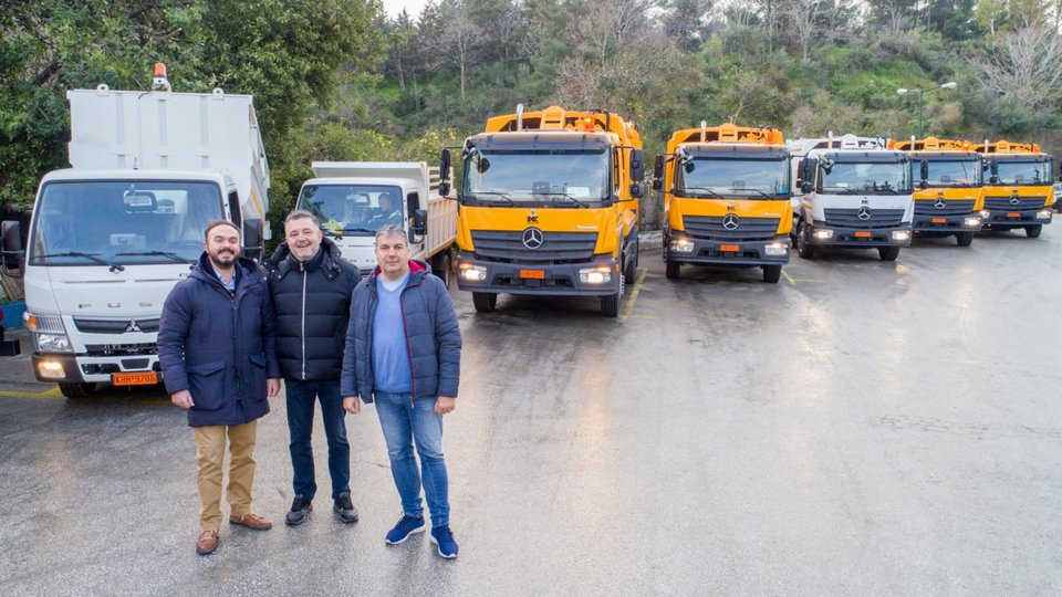 Μαζί με το Δήμαρχο Ζωγράφου στην επίσημη παραλαβή των νέων οχημάτων ήταν ο Αντιδήμαρχος Καθαριότητας Δημήτρης Δήμας και ο Αντιδήμαρχος Τεχνικών Υπηρεσιών και Επικοινωνίας Δήμος Μπουλούκος.