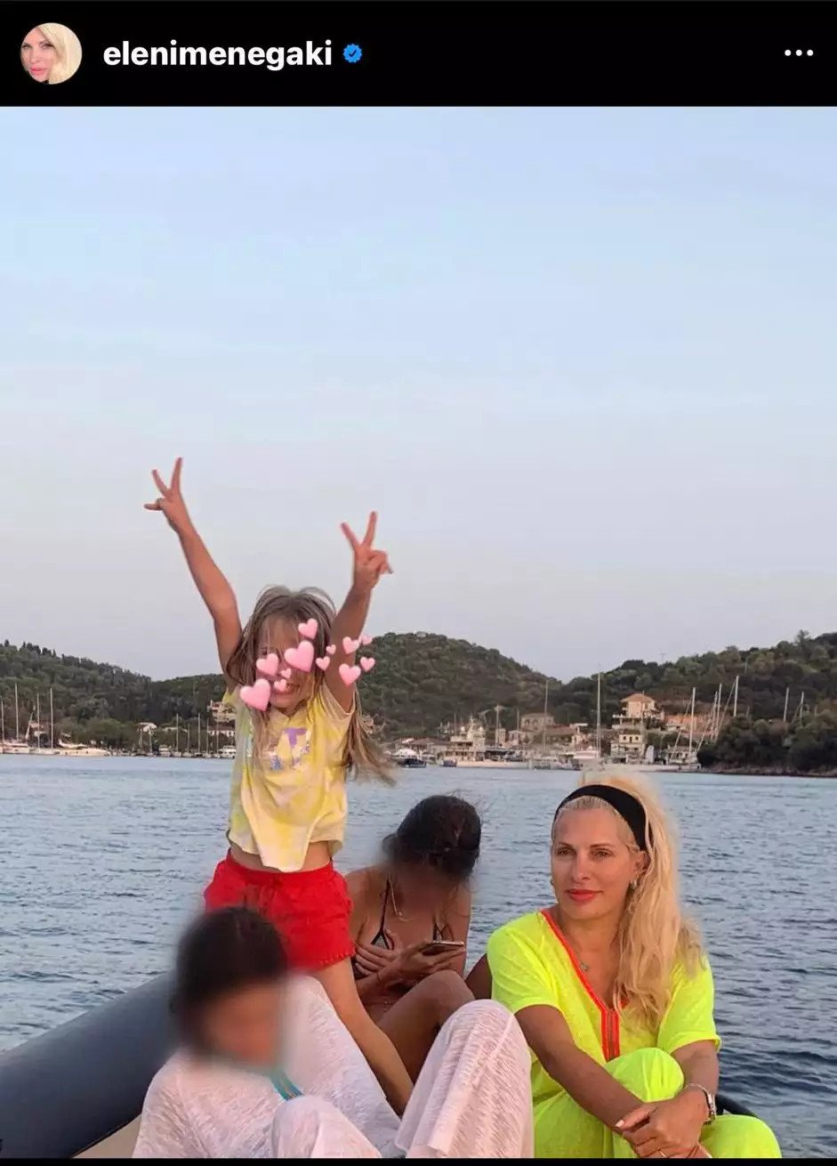 Η Ελένη Μενεγάκη με τις κόρες της