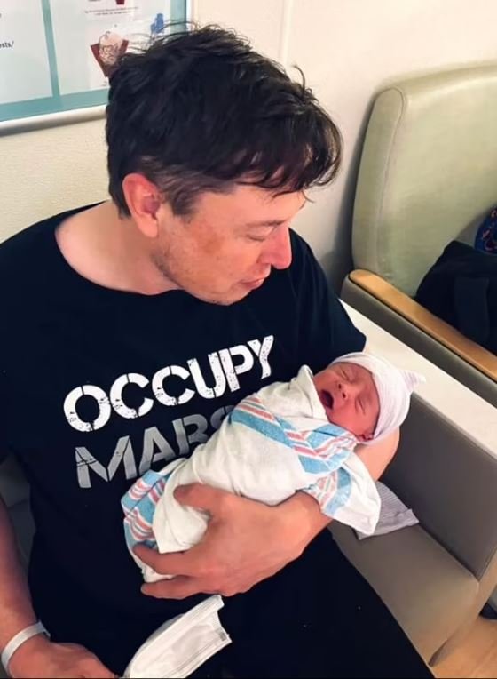 Ο Έλον Μασκ κρατά αγκαλιά τον νεογέννητο γιο του