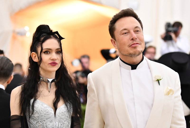 Ο Ελον Μασκ με την Grimes