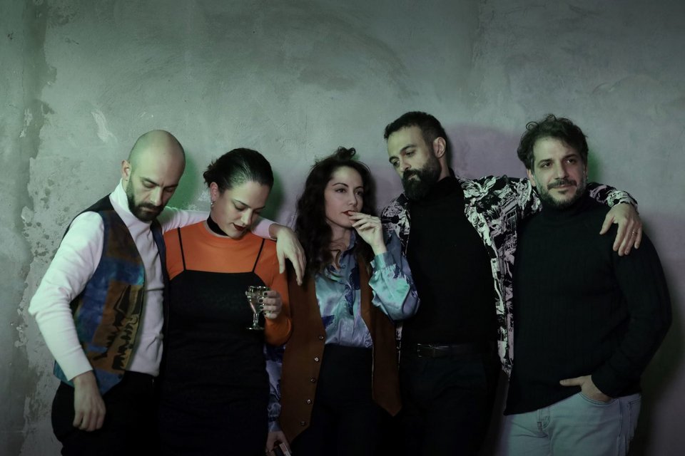 Πέντε ηθοποιοί αποδίδουν  τέσσερις βασικούς ρόλους και πλήθος υπόλοιπων