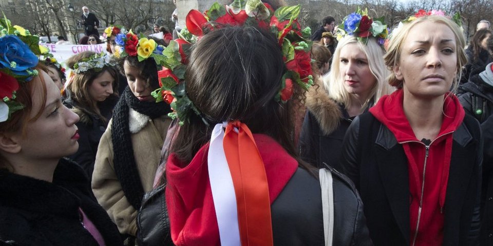 Δεξιά η Ίνα Σεβτσένκο, σε διαμαρτυρία στη Γαλλία κατά των γυναικτονιών/ΑΡ