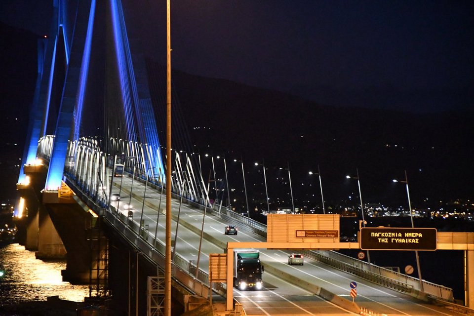 Η γέφυρα φωταγωγήθηκε για την Παγκόσμια Ημέρα των Γυναικών