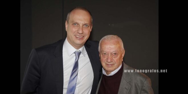 Ο Γιάννης Οικονόμου με τον πατέρα του