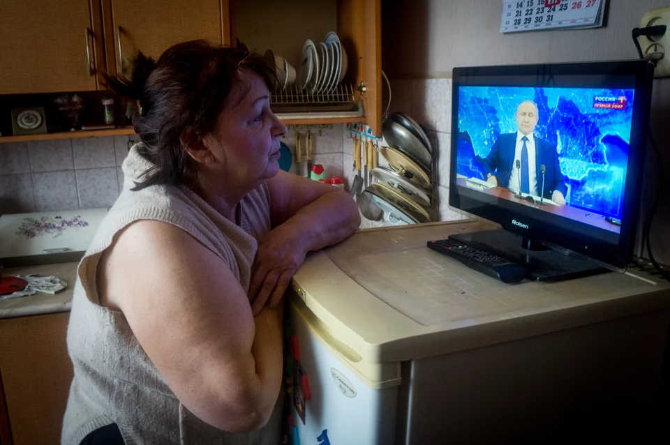 Γυναίκα παρακολουθεί τον Βλαντιμίρ Πούτιν στην τηλεόραση