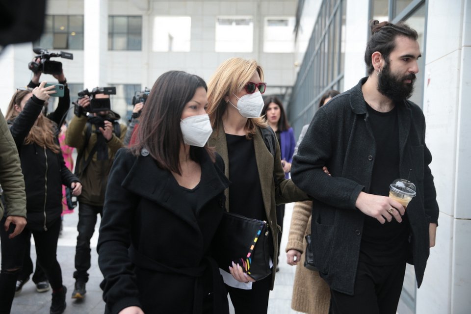 Η σύζυγος και ο γιος του Πέτρου Φιλιππίδη έξω από το ΜΟΔ